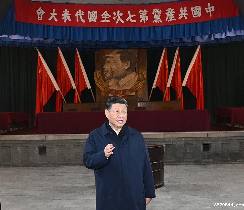 　　10月27日，中共中央总书记、国家主席、中央军委主席习近平带领中共中央政治局常委李强、赵乐际、王沪宁、蔡奇、丁薛祥、李希，瞻仰延安革命纪念地。这是习近平在杨家岭瞻仰中共七大会址。
