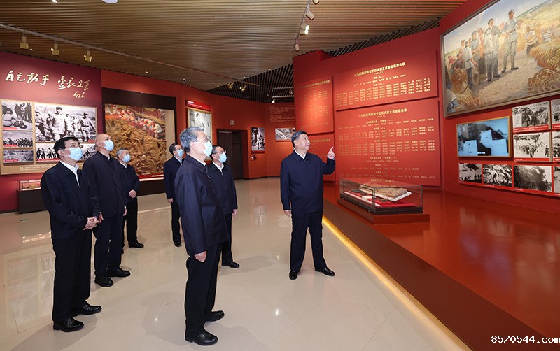 　　10月27日，中共中央总书记、国家主席、中央军委主席习近平带领中共中央政治局常委李强、赵乐际、王沪宁、蔡奇、丁薛祥、李希，瞻仰延安革命纪念地。这是习近平等在延安革命纪念馆，参观《伟大历程——中共中央在延安十三年历史陈列》。